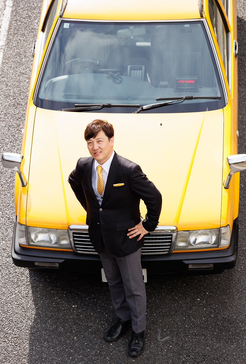 スーツ姿のタクシー運転手
